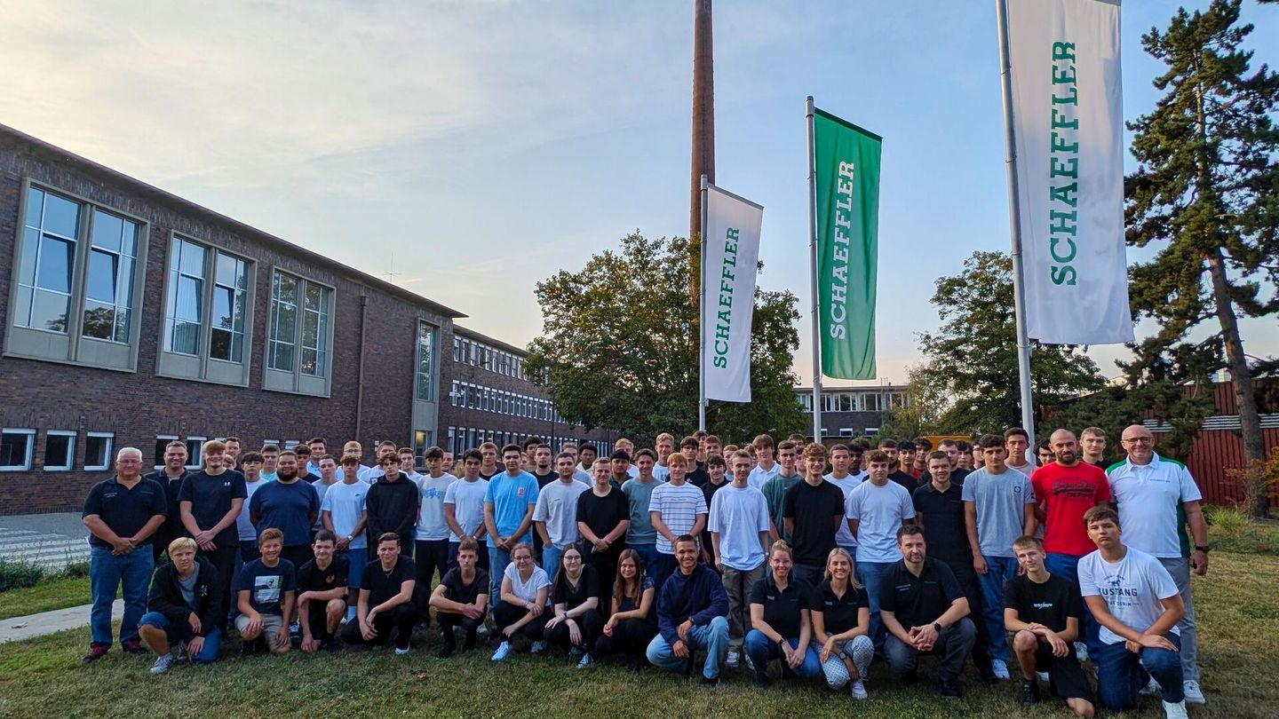 Die neuen Auszubildenden und das Team der Ausbilderinnen und Ausbilder am Schaeffler-Standort Schweinfurt. Foto: Schaeffler