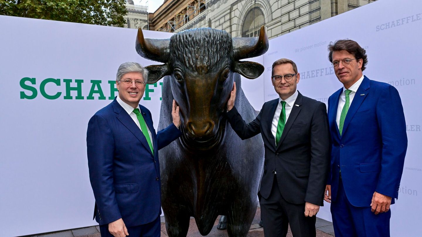 Georg F. W. Schaeffler, Familiengesellschafter und Aufsichtsratsvorsitzender der Schaeffler AG, mit CFO Claus Bauer und CEO Klaus Rosenfeld vor der Frankfurter Börse (v.l.n.r).