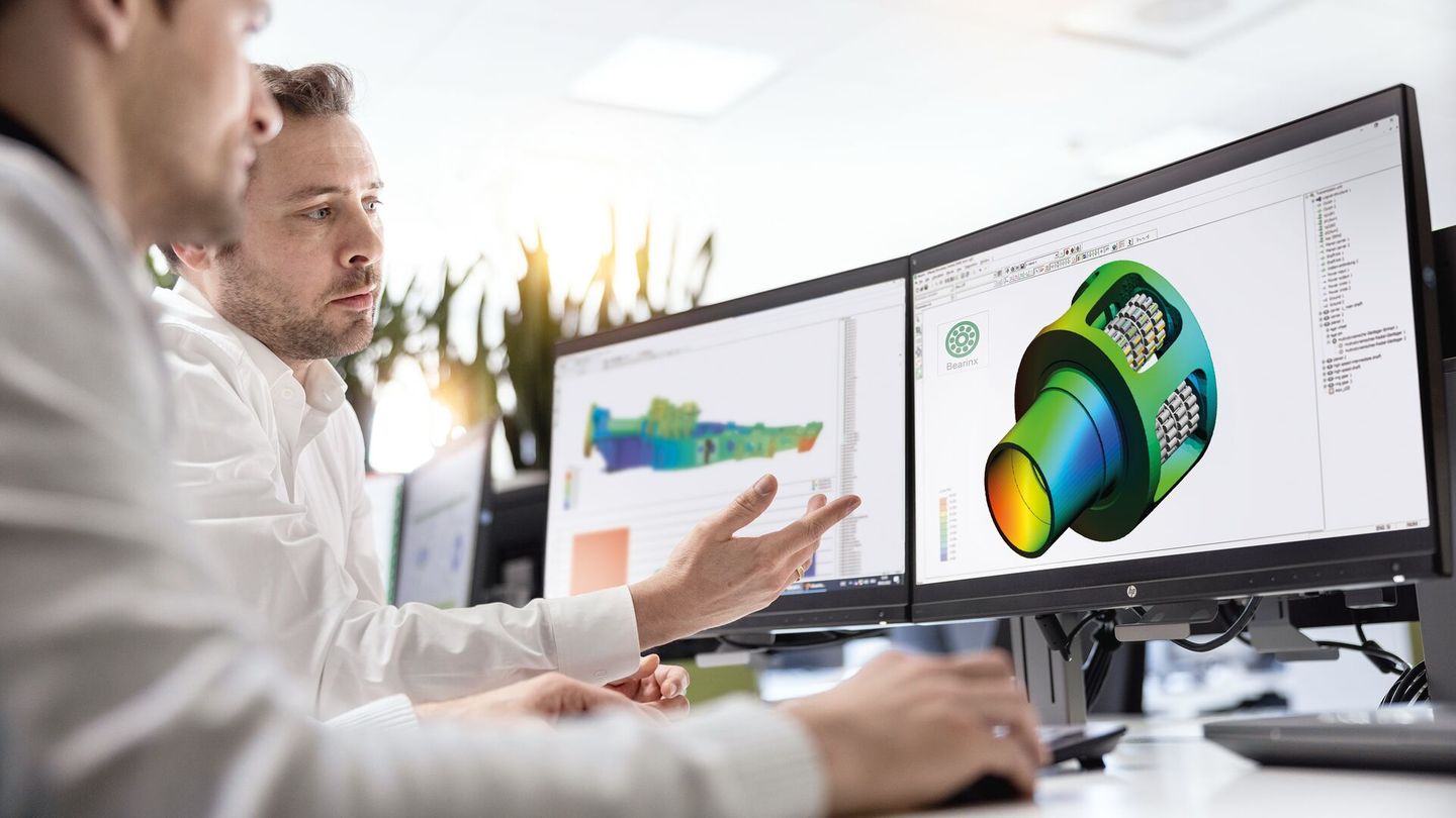Zwei Schaeffler-Ingenieure berechnen und simulieren mit Hilfe modernster Software den Antriebsstrang einer Windkraftanlage. Foto: Schaeffler