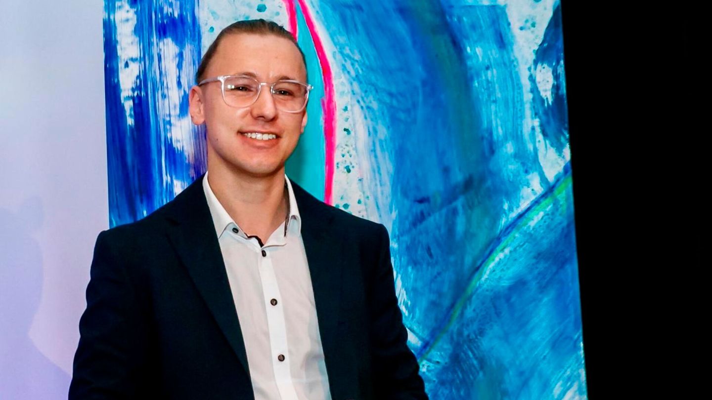 Adrian Popp, Projektleiter bei Schaeffler Aerospace in Schweinfurt, erhielt in Nürnberg auf dem 2. Luft- und Raumfahrtkongress den AACII Global Aviation Award. Bild: Ulrike Trapp, AACII .