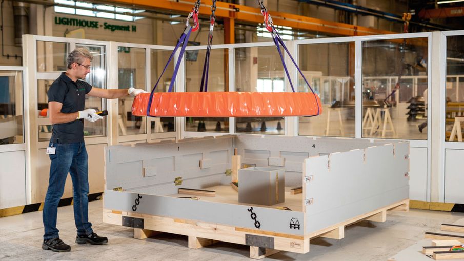 GPS-gestütztes Tracking in der Großlagerlogistik – Schaeffler erweitert Smart-Box-System 