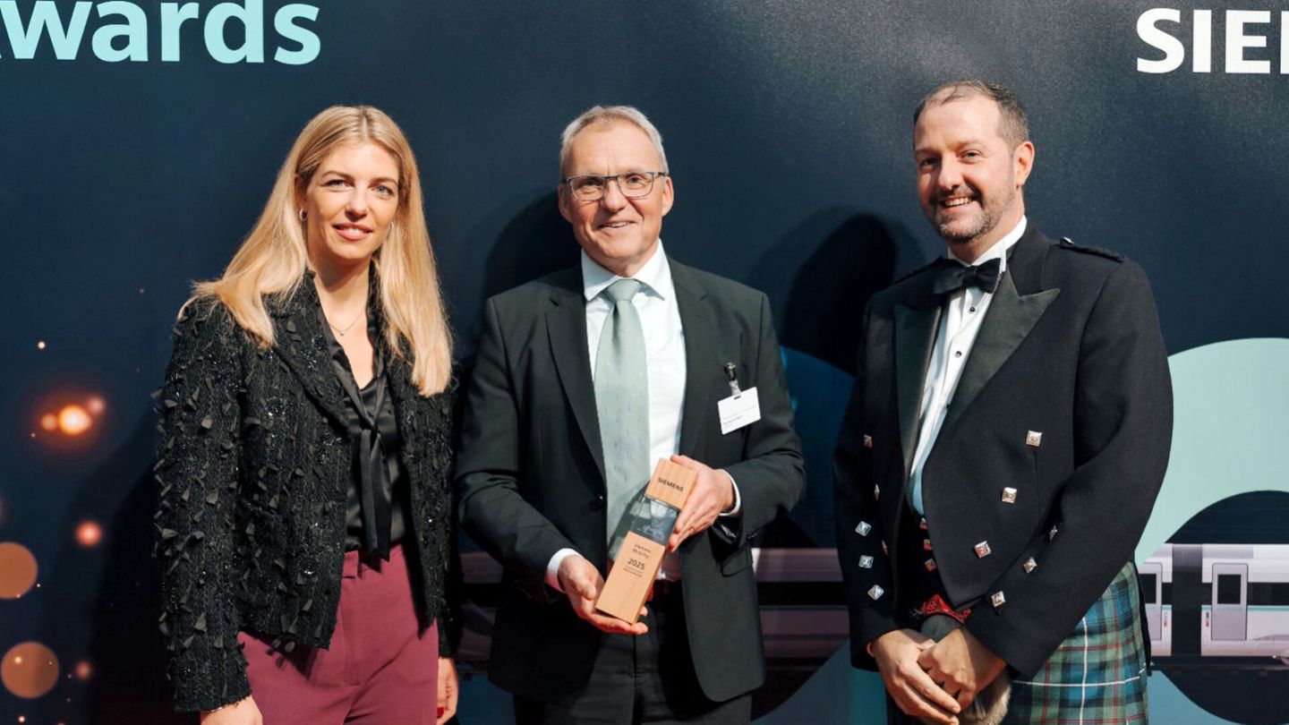 Dr. Michael Holzapfel (Mitte), Global Sector Lead Rail bei Schaeffler, nahm den Siemens Mobility Supplier Award 2025 in der Kategorie „Moving Beyond“ von Beatrice Bock, CFO bei Siemens Mobility (links) und Rory Lamont, CPO bei Siemens Mobility (rechts) a