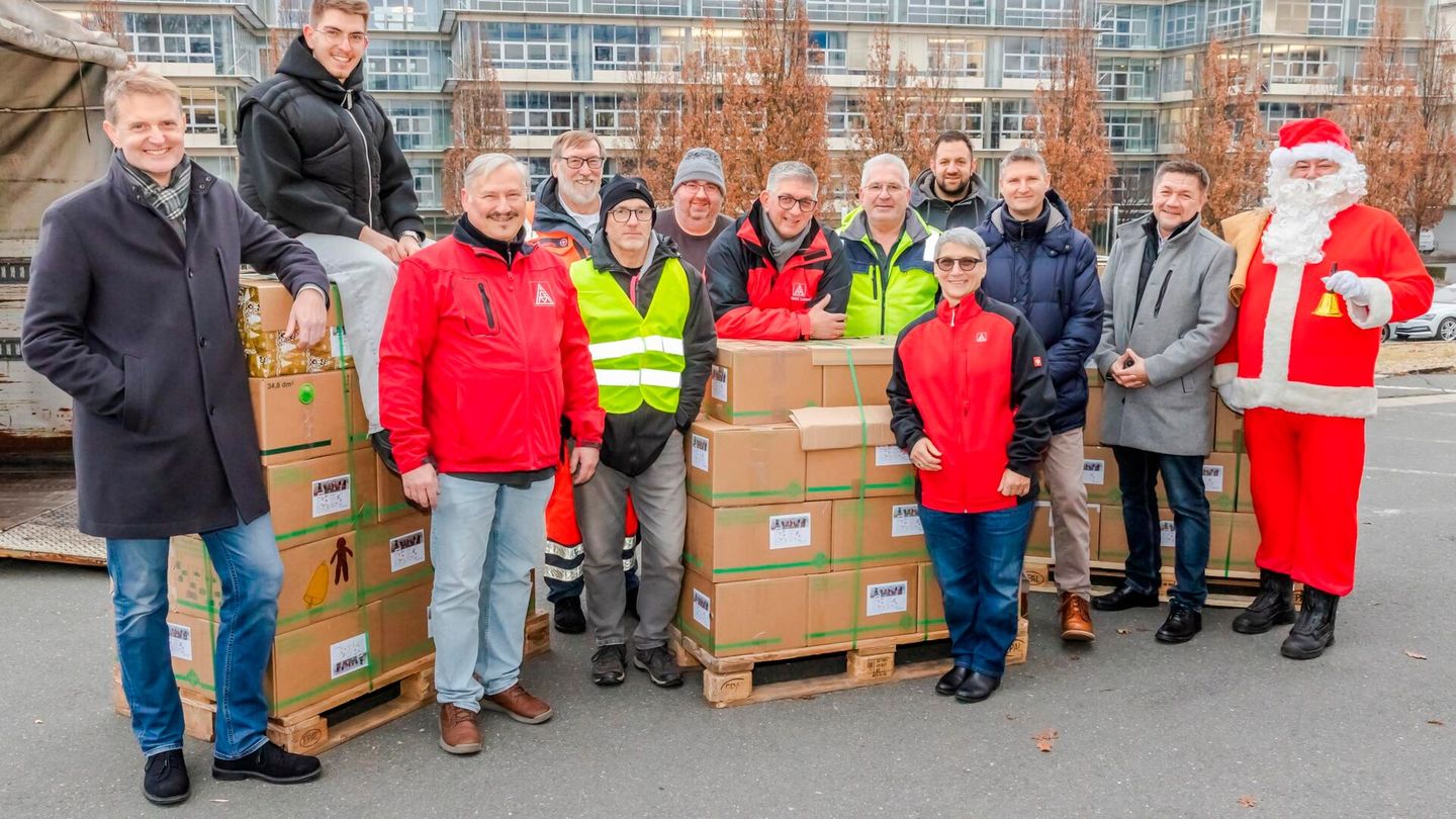 Betriebsratsmitglieder, Helfer der Johanniter und Werk- und Personalleitung beim Verladen der gesammelten Pakete für die Weihnachtstrucker. (Foto: Schaeffler - Thomas Welker)
