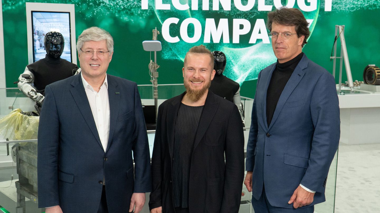(v.l.) Georg F. W. Schaeffler, Familiengesellschafter und Aufsichtsratsvorsitzender der Schaeffler AG, Artem Sokolov, CEO und Gründer von Humanoid und Klaus Rosenfeld, Vorsitzender des Vorstands der Schaeffler AG, besiegelten die Techn (Bild: Schaeffler)