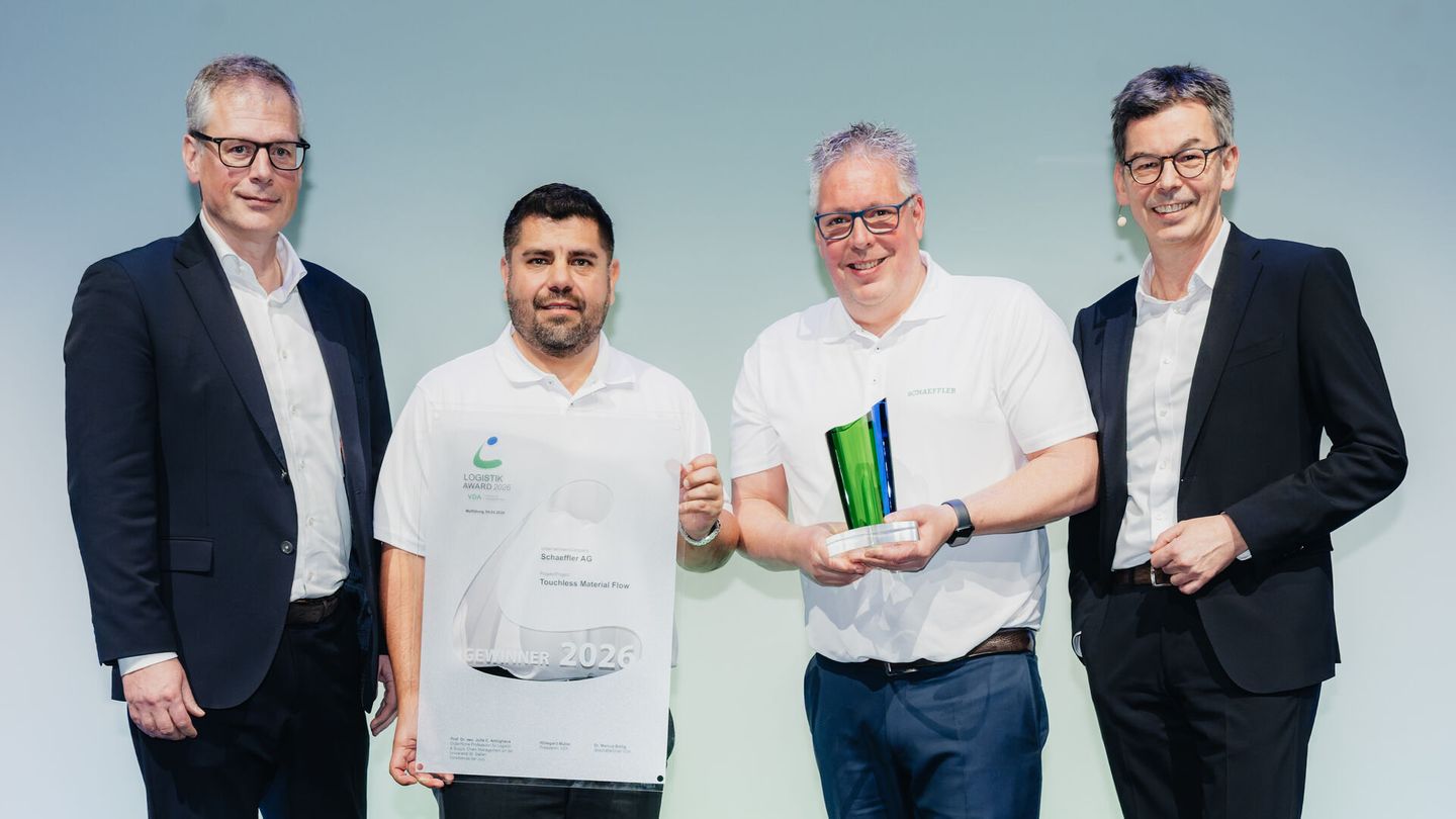 Kai Althoff (left) and Dr.-Ing. Marcus Bolli (right) handed the VDA Logistics Award to Carlos Ramos-Hernandez (center left) and Thomas Kirchermeier (Photo: VDA and BVL (Christian Lietzmann))