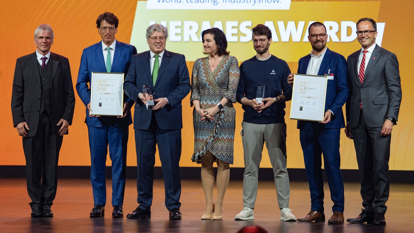 Georg F. W. Schaeffler (3rd from left), family shareholder and Chairman of the Supervisory Board of Schaeffler AG, and Klaus Rosenfeld (2nd from left), CEO of Schaeffler AG, receive the Hermes Award from Prof. Dr.-Ing. Holger Hanselka (1st left),