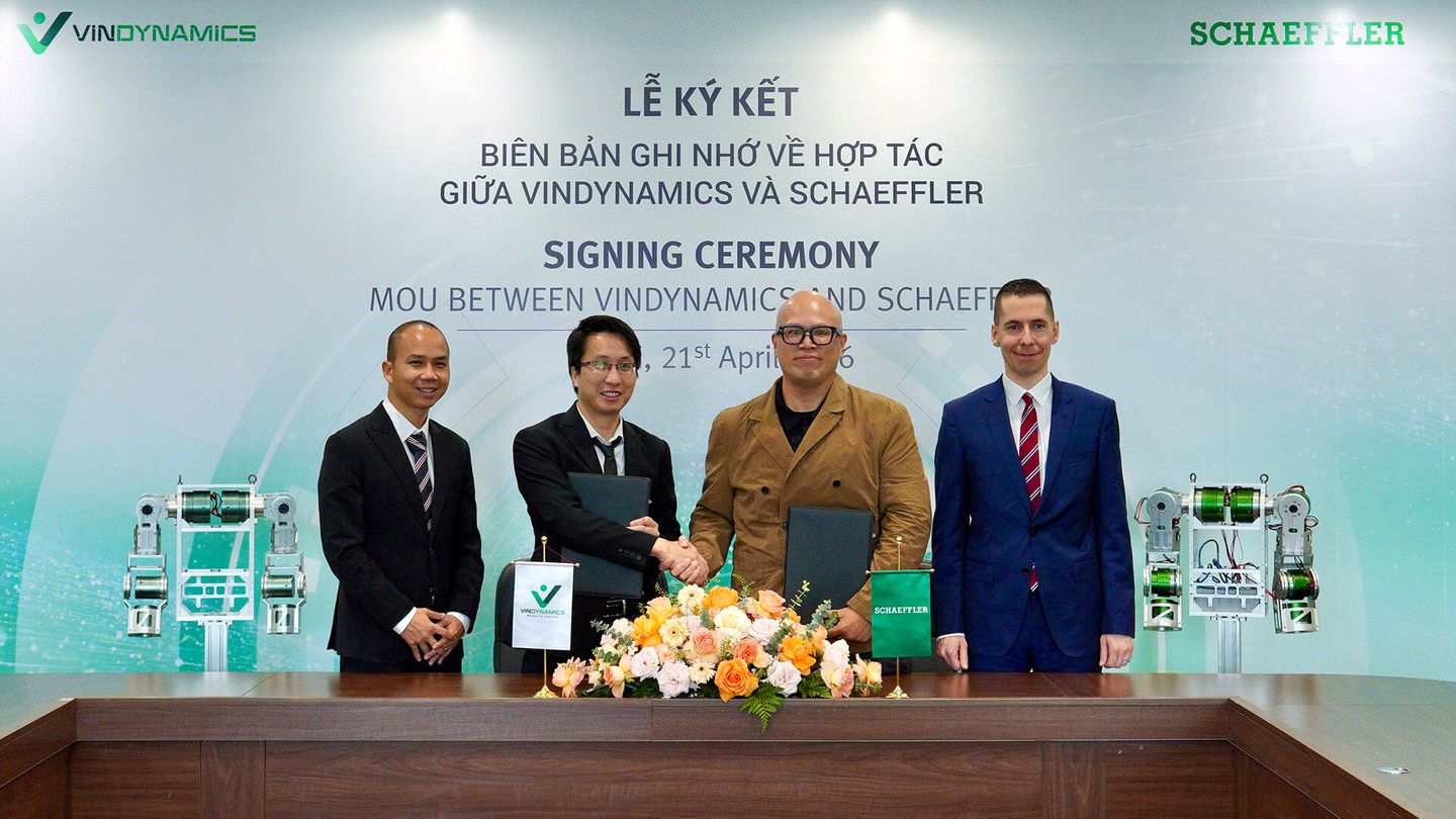 Schaeffler und VinDynamics besiegelten die Partnerschaft. (Foto: Schaeffler / VinDynamics)