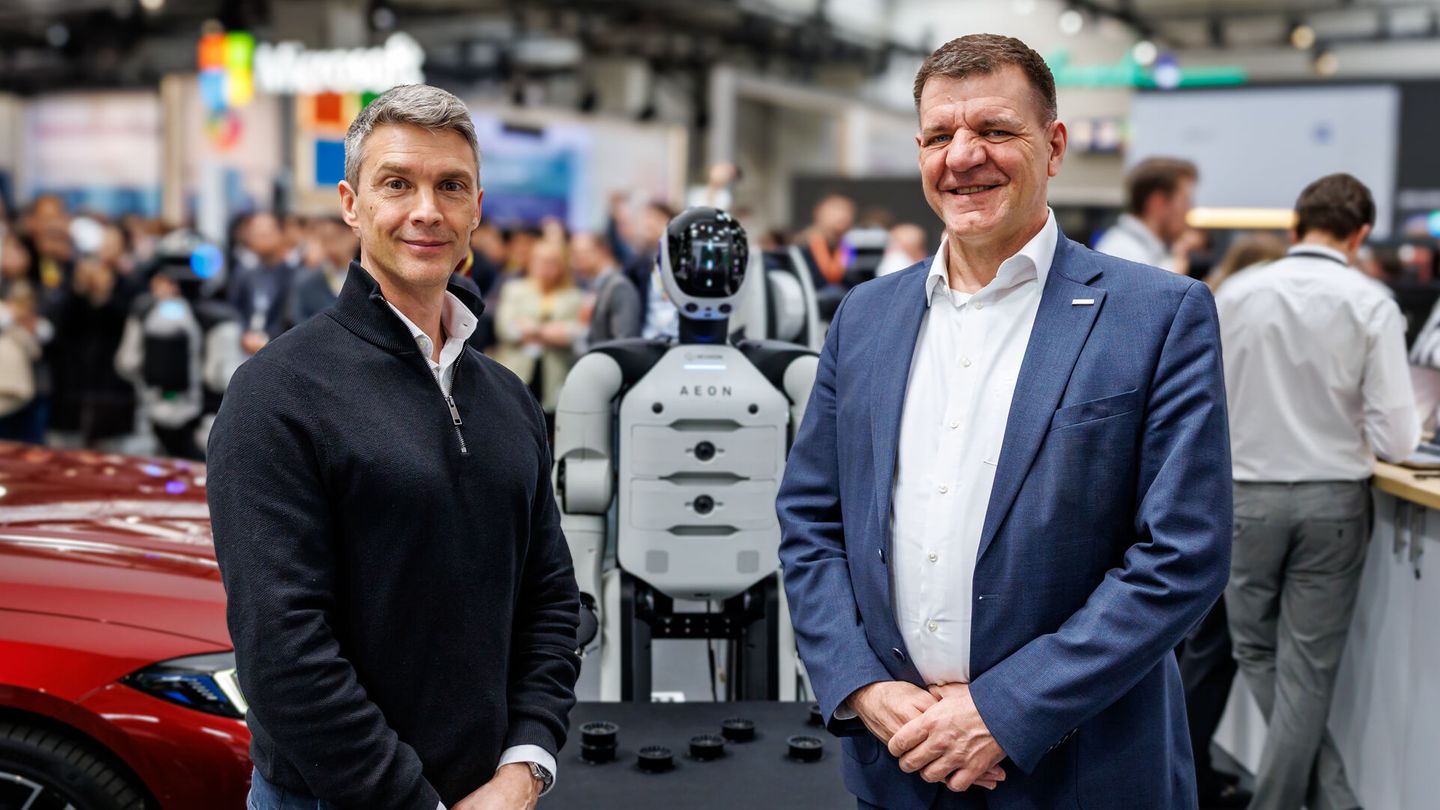 (v.l.) Arnaud Robert, Präsident von Hexagon Robotics, und Dr. Jochen Schröder, Vorstand Produktion, Supply Chain Management und Einkauf der Schaeffler AG, besiegelten die Technologiepartnerschaft auf der Hannover Messe. (Bild: Schaeffler)