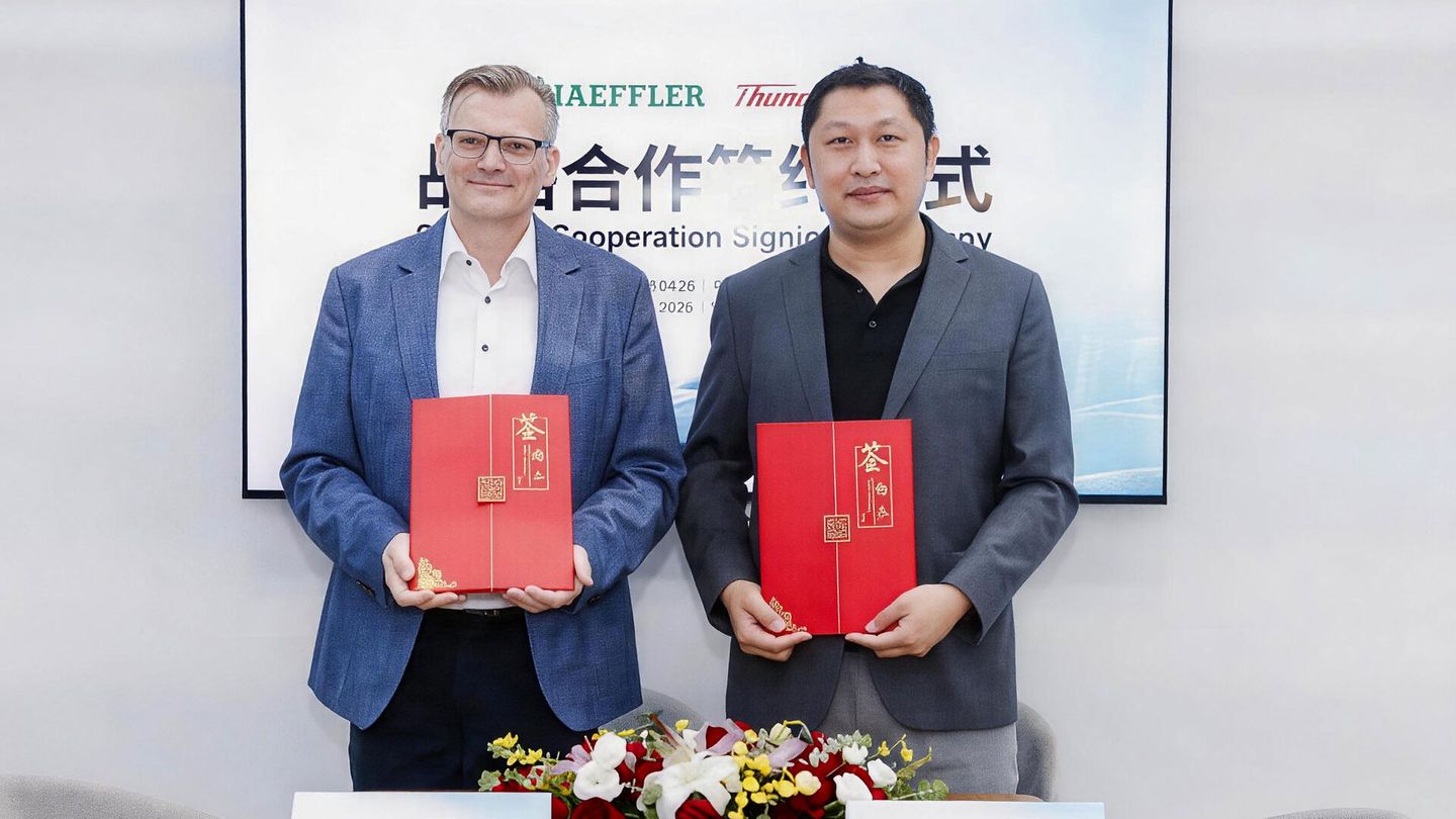 (From left) Gerd Winkler, Head of Strategy Software Defined Vehicles, Business Unit Vehicle & Battery Controls, Schaeffler AG, and Xu Dongchao, Vice President of Thunder-Soft Intelligent Automotive, sealed the strategic partnership (Bild: ThunderSoft)