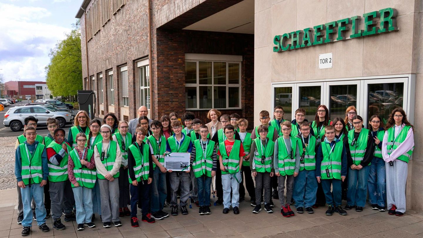 Die Jakob-Stoll-Realschule Würzburg erhielt für ihr Projekt „Woche der Naturwissenschaften“ den Sonderpreis und kam für einen Tag an den Standort Schweinfurt zu Schaeffler. (Bild: Schaeffler - Johannes Bräutigam)