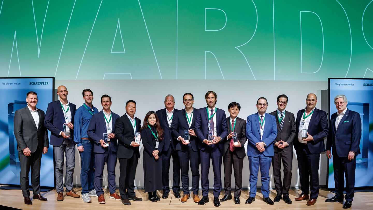 Georg F. W. Schaeffler (right), family shareholder and Chairman of the Supervisory Board of Schaeffler AG, and Dr. Jochen Schröder (left), Chief Operating Officer of Schaeffler AG, presented the 2026 Supplier Awards. (Photo: Schaeffler)