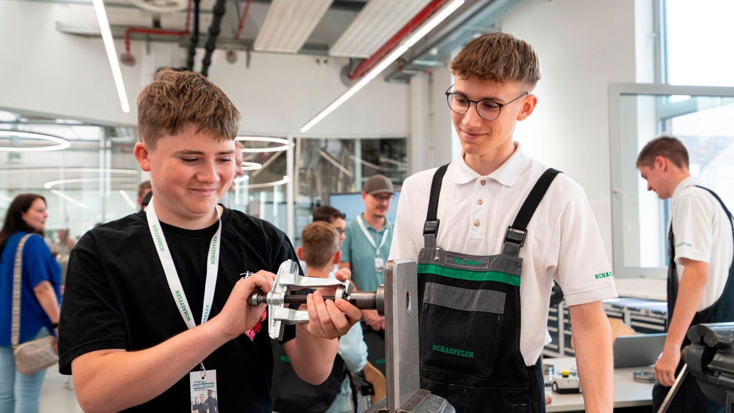 Austausch auf Augenhöhe: Auch Auszubildende geben am Tag der Ausbildung bei Schaeffler Auskunft zu allen Themen rund um die Ausbildung bei der Motion Technology Company. (Bild: Schaeffler - Johannes Bräutigam)