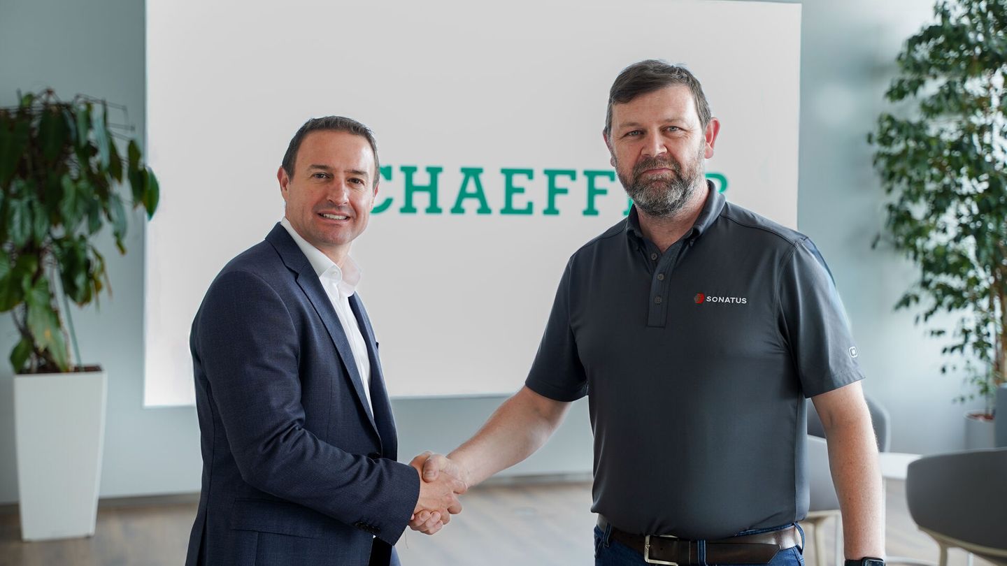 Unterzeichnung der Zusammenarbeit (von links): Rodrigo Peres, Senior Vice President Business Unit Vehicle and Battery Controls bei Schaeffler AG, und Marc Synnot, General Manager Ireland Operations bei Sonatus. Foto: Schaeffler