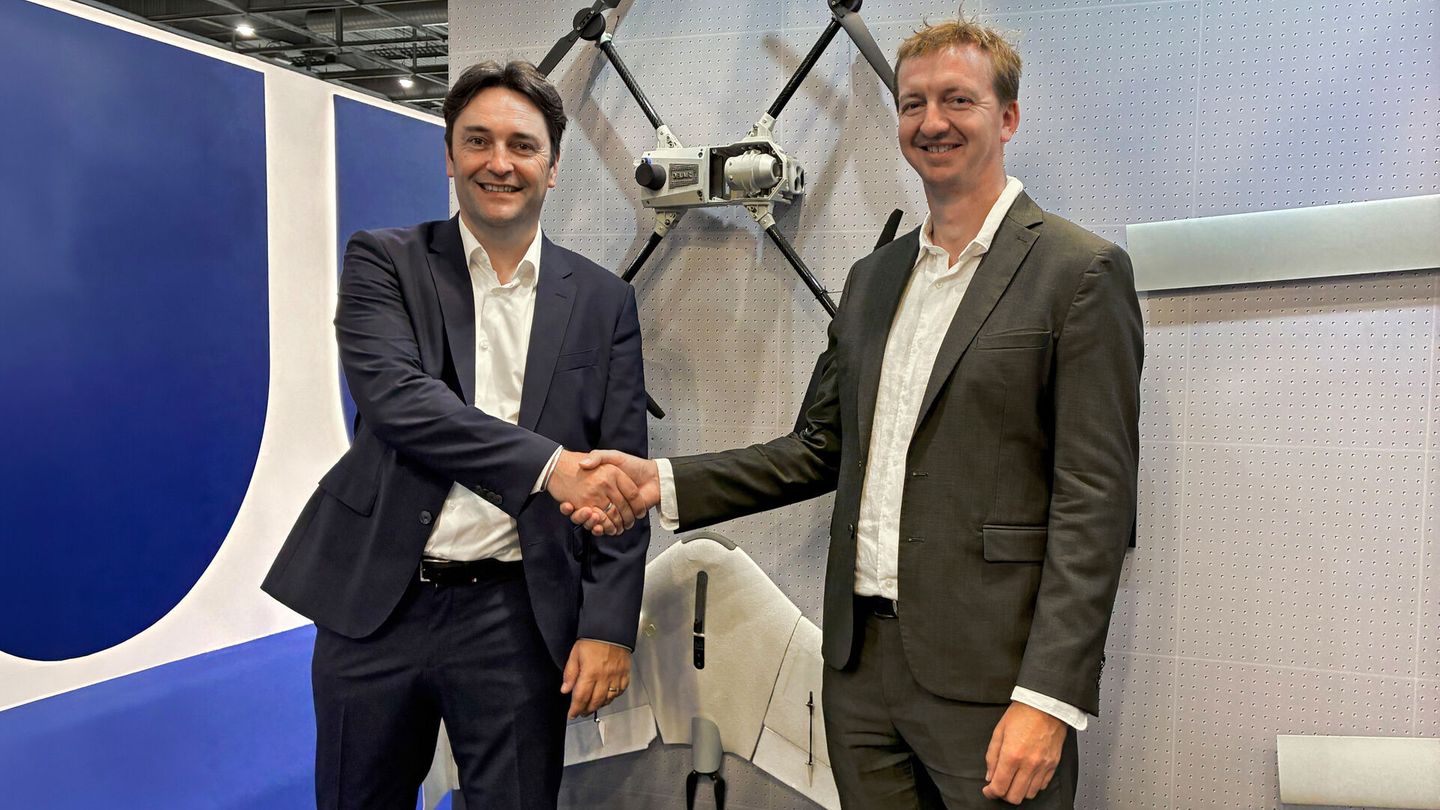 (from left to right) Rémy Triouleyre, Regional CEO Europe of Schaeffler AG, and Bastien Mancini, CEO of Delair, ratified the strategic partnership. (Picture: Schaeffler)